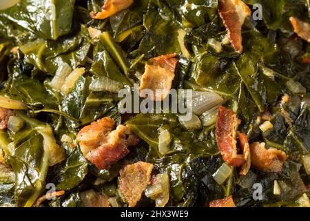 Hausgemachte südliche sautierte Collard Greens mit Zwiebeln und Speck Stockfoto