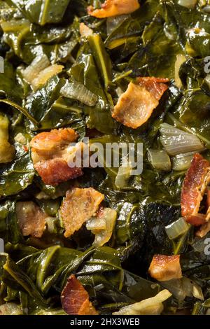 Hausgemachte südliche sautierte Collard Greens mit Zwiebeln und Speck Stockfoto