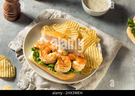 Hausgemachtes Southern Shrimp Po Boy Sandwich mit Kartoffelchips Stockfoto