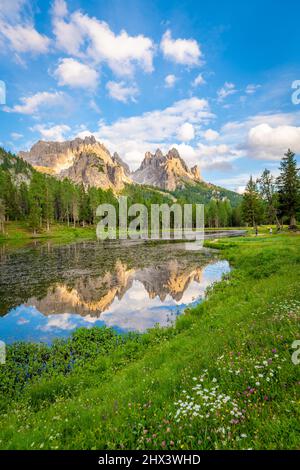 Dolomiten Alpen, See und Reflexion, Sommer in Italien. Stockfoto