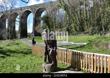 Geschnitzte Holzskulptur vor dem Eisenbahnviadukt, Porthkerry Country Park, Barry, Glamorgan, Wales Stockfoto