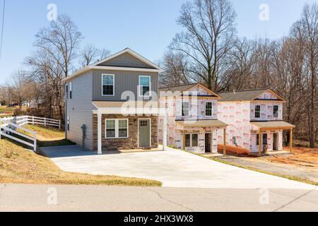 HICKORY, NC, USA-2 FEB 2022: Neue Einfamilienhäuser auf Einstiegsebene im Bau. Stockfoto