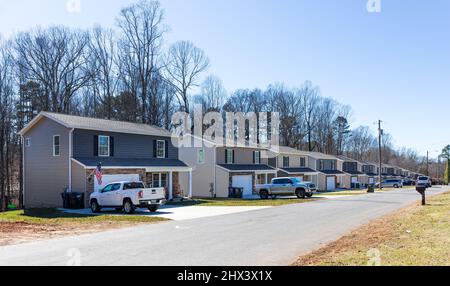 HICKORY, NC, USA-2 FEB 2022: Neue, erschwingliche Einfamilienhäuser der Einstiegsklasse. Stockfoto