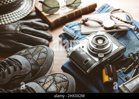 Kleidung und Accessoires für Reisen auf Holz Hintergrund. Konzept zur Reisevorbereitung. Stockfoto