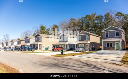 HICKORY, NC, USA-2 FEB 2022: Neue, erschwingliche Einfamilienhäuser der Einstiegsklasse. Stockfoto