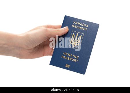 Ukrainischer biometrischer Pass in Frauenhand isoliert auf weißem Hintergrund. Stockfoto