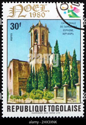 TOGO - UM 1980: Eine in Togo gedruckte Briefmarke zeigt die Kathedrale von Tarragon, Spanien, 12.. Jahrhundert, um 1980 Stockfoto