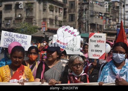 Kalkutta, Indien. 08. März 2022. (3/8/2022) verschiedene Frauenrechtsorganisationen organisierten eine Kundgebung zum Internationalen Frauentag, wie sie jedes Jahr am 8.. März weltweit beobachtet wurde. Das diesjährige Thema lautet „Gleichstellung der Geschlechter heute für eine nachhaltige Zukunft“ und „Aufruf von Frauen zum Klimaschutz für Frauen“. Stärkung des Unterstützungssystems für behinderte, trans-, queere und Frauen zur Schaffung einer integrativen Gesellschaft. (Foto: Sukhomoy Sen/Pacific Press/Sipa USA) Quelle: SIPA USA/Alamy Live News Stockfoto