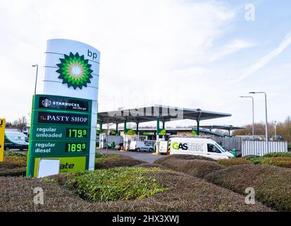 Oxford Services auf der M40, Großbritannien. 9.. März 2022. Bei Oxford Services vor der M40 in Großbritannien werden die Pumpenpreise für den normalen bleilosen Diesel bei 179,9 und für den regulären Diesel bei 189,9 liegen. Quelle: Simon Morley/Alamy Live News Stockfoto