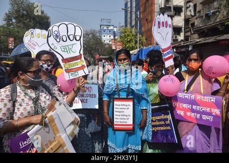 Kalkutta, Indien. 08. März 2022. (3/8/2022) verschiedene Frauenrechtsorganisationen organisierten eine Kundgebung zum Internationalen Frauentag, wie sie jedes Jahr am 8.. März weltweit beobachtet wurde. Das diesjährige Thema lautet „Gleichstellung der Geschlechter heute für eine nachhaltige Zukunft“ und „Aufruf von Frauen zum Klimaschutz für Frauen“. Stärkung des Unterstützungssystems für behinderte, trans-, queere und Frauen zur Schaffung einer integrativen Gesellschaft. (Foto: Sukhomoy Sen/Pacific Press/Sipa USA) Quelle: SIPA USA/Alamy Live News Stockfoto