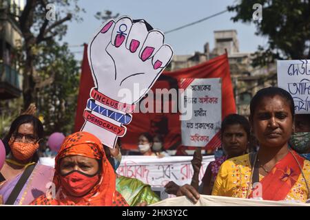 Kalkutta, Indien. 08. März 2022. (3/8/2022) verschiedene Frauenrechtsorganisationen organisierten eine Kundgebung zum Internationalen Frauentag, wie sie jedes Jahr am 8.. März weltweit beobachtet wurde. Das diesjährige Thema lautet „Gleichstellung der Geschlechter heute für eine nachhaltige Zukunft“ und „Aufruf von Frauen zum Klimaschutz für Frauen“. Stärkung des Unterstützungssystems für behinderte, trans-, queere und Frauen zur Schaffung einer integrativen Gesellschaft. (Foto: Sukhomoy Sen/Pacific Press/Sipa USA) Quelle: SIPA USA/Alamy Live News Stockfoto