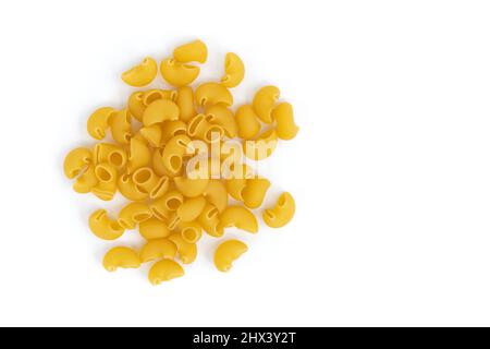 Haufen von Rohr rigate Pasta mit leerem Raum für Text isoliert auf weißem Hintergrund, rohe Pasta in Form von verdrehten Röhrchen, Draufsicht Stockfoto