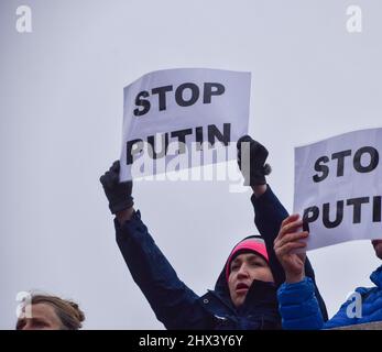 London, Großbritannien. 5.. März 2022. Eine Frau hat ein Schild mit dem Titel „Stoppt Putin“. Tausende von Menschen versammelten sich am elften Tag der Proteste auf dem Trafalgar Square, während der russische Angriff auf die Ukraine fortgesetzt wird. Stockfoto