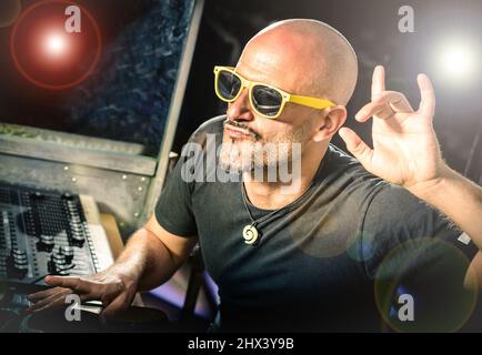 Deejay mit House Electro-Musik bei einer Underground-Disco-Party Stockfoto