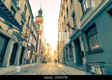 Vintage Retro Reise Postkarte einer engen mittelalterlichen Straße in der Altstadt von Riga bei Sonnenuntergang mit Sonneneinstrahlung - Lettland - Europäische Kulturhauptstadt 2014 Stockfoto