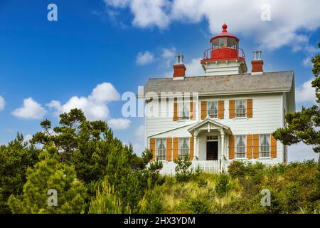 Yaquina Bay Leuchtturm im Jahr 1871 an der Pazifik-Küste in Newport Oregon abgeschlossen Stockfoto