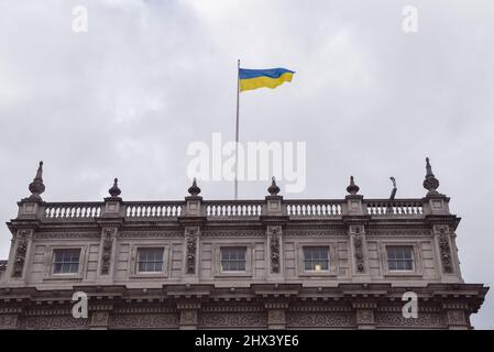 London, Großbritannien. 9.. März 2022. Die Nationalflagge der Ukraine fliegt über dem Kabinett in Whitehall. Stockfoto