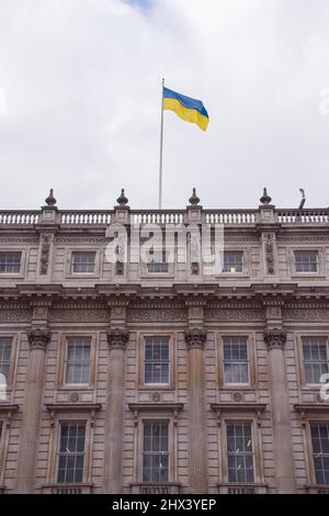 London, Großbritannien. 9.. März 2022. Die Nationalflagge der Ukraine fliegt über dem Kabinett in Whitehall. Stockfoto