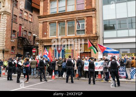 London, Großbritannien. 14. November 2021. Protest vor der kubanischen Botschaft. Die Demonstranten fordern von den USA, die Destabilisierung Kubas zu beenden Stockfoto