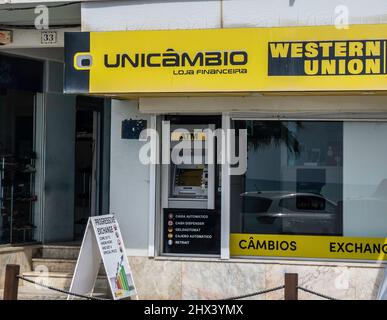 Eine Niederlassung von Western Union, dem amerikanischen multinationalen Finanzdienstleistungsunternehmen, in Quarteira, Portugal. Stockfoto