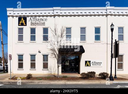 GASTONIA, NC, USA-3 MARCH 2022: Alliance Bank & Trust Gebäude, Eingang und Schilder. Stockfoto