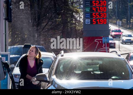 Frau, die ihr Auto mit Kraftstoff betankt Stockfoto