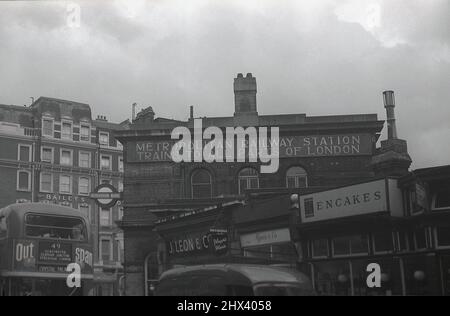 1950s, historisch, Außenansicht des Gebäudes über der U-Bahnstation Gloucester Rd, South Kensington, London, England, Großbritannien. Auf dem Originalschild des Gebäudes steht der Metropolitan Railway Station. Züge in alle Teile von London. Der Bahnhof wurde ursprünglich im Oktober 1868 von der Metropolitan Railway (MR) als „Brompton“ eröffnet, einer Eisenbahngesellschaft, die London von 1863 bis 1933 bediente. Im Dezember 1868 eröffnete der MR Gleise nach South Kensington, um den ersten Abschnitt der District Railway zu erreichen. Stockfoto