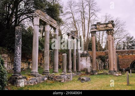 Römische Ruinen Leptis Magna Ruinen, Virginia Water Lake, Windsor Great Park, Surrey, England, Großbritannien März 2022 Stockfoto