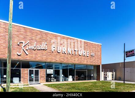 GASTONIA, NC, USA-3 MÄRZ 2022: Kimbrell's Furniture Co., Gebäude und Schilder. Stockfoto