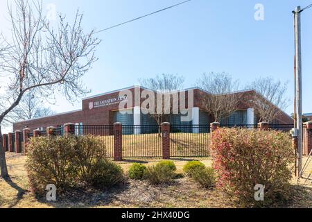 GASTONIA, NC, USA-3 MARCH 2022: Salvation Army Administration and Social Service Center, Building. Niedriger Blick auf die Ecke vom Bürgersteig. Stockfoto