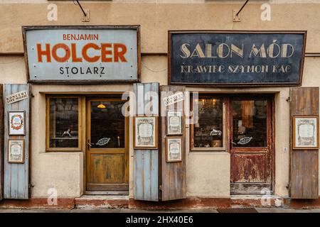 Krakau, Polen-Dezember, 2021. Geschäfte mit Vintage-Schildern im jüdischen Viertel von Kazimierz, Szeroka Straße. Ladenfassade, Geschäfte mit Holztüren, berühmt Stockfoto