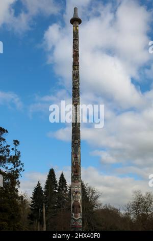 Der Totem Pole im Stil des Kwakiutl, ein Geschenk aus Kanada an die Königin HM im Juni 1958, im Windsor Great Park, Virginia Water Surrey England UK 2022 Stockfoto