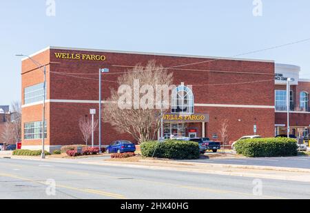 GASTONIA, NC, USA-3 MARCH 2022: Rückansicht des Wells Fargo Bankgebäudes und Schilder. Stockfoto