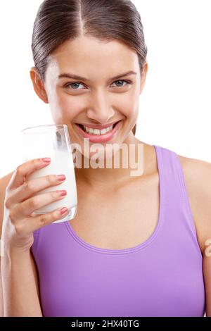 Ruhe bewahren und Milch trinken. Porträt einer schönen Frau, die ein Glas Milch in der Hand hält. Stockfoto