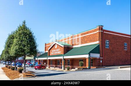 GASTONIA, NC, USA-3 MARCH 2022: Rechte Vorderansicht des Polizeidezernats von Gaston County. Stockfoto