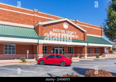 GASTONIA, NC, USA-3 MARCH 2022: Linke Vorderansicht des Polizeidezernats von Gaston County. Stockfoto