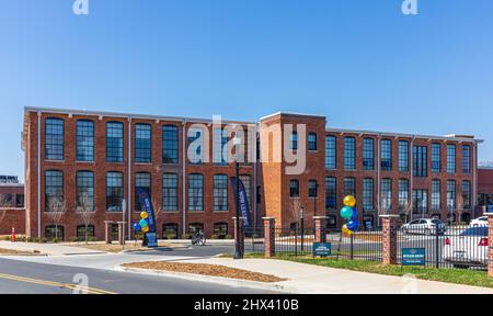 GASTONIA, NC, USA-3. MÄRZ 2022: Die Trenton Mill Lofts im Stadtzentrum VON FUSE. Stockfoto