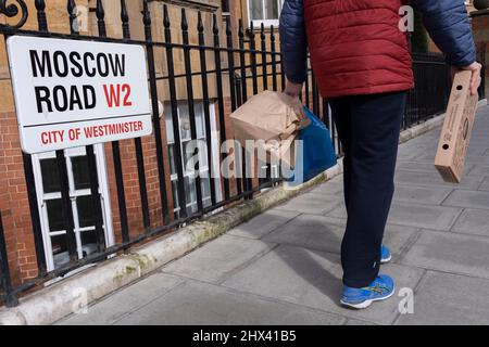 Während der Krieg in der Ukraine bis in die zweite Woche andauert, befindet sich die Moscow Road in London W2, wenige Straßen von der russischen Botschaft in Notting Hill entfernt, am 9.. März 2022 in London, England. Die Kampagnengruppe „Transparency International“ sagt, dass geschätzte 1,5bn £von britischen Immobilien über die City of London, den Finanzbezirk der britischen Hauptstadt, mit verdächtigen Mitteln aus Russland ausgegeben wurden. Stockfoto