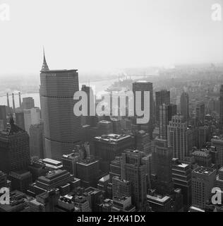 1960s, historisch, Blick über die Skyline von New York City, zeigt die Wolkenkratzer, einschließlich des berühmten Pan am-Gebäudes und andere. In der Ferne der East River, NY, USA. 1963 im Luftraum über dem Terminal der New Central Railroad erbaut, war der Hauptsitz von Pan American World Airways damals die größte private Bürostruktur der Welt. Entworfen von Emery Roth & Sons, war es 'brutalistisch' in Form. Stockfoto