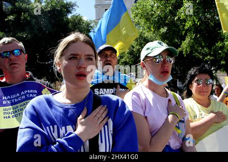 Spanien. 06. März 2022. Dutzende von Ukrainern, die auf der Insel Teneriffa leben, haben sich am 6. März 2022 in Santa Cruz de Teneriffa, Spanien, versammelt, um ein Ende der russischen Invasion zu fordern. Sie fordern Mittel zur Beendigung der Angriffe und humanitärer Ressourcen für Kriegsflüchtlinge. Sie fordern auch Lösungen für ukrainische Touristen, die im Archipel gefangen waren. (Foto von Mercedes Menendez/Pacific Press/Sipa USA) Quelle: SIPA USA/Alamy Live News Stockfoto