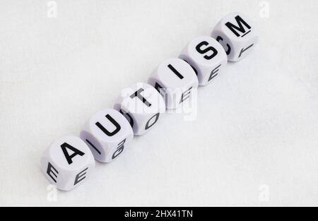 Autismus-Bewusstsein, Autismus in Buchstabenwürfeln mit Puzzleteilen geschrieben Stockfoto