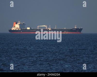 Sheerness, Kent, Großbritannien. 9. März 2022. Steigende Kraftstoffpreise. Zwei Öltanker vor der Küste von Sheerness, Kent, heute Nachmittag. PIC: Der Öl-/Chemietanker 'PILTENE' hat heute Nachmittag vor Sheerness vor Anker gelegt. James Bell/Alamy Live News Stockfoto