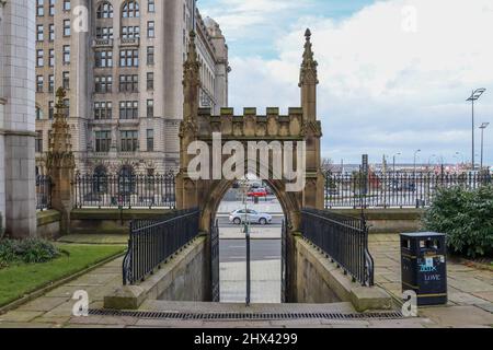 Stufen hinunter zum Strand von Church of Our Lady und Saint Nichola, Liverpool Stockfoto