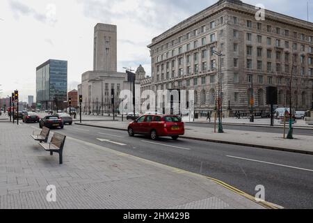 Blick vom Strand in Richtung Cunard Building, Mersey Tunnel, Port of Liverpool Building und Mann Island, Liverpool Stockfoto