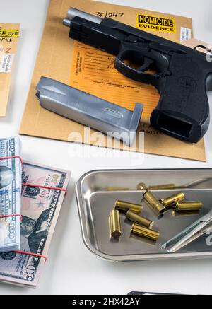 Geld und Waffen im Kriminallabor zur Untersuchung, konzeptuelles Image Stockfoto