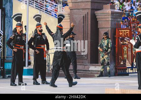 Pakistanische Soldaten in heller Militäruniform auf der Wagah Attari Border Show Stockfoto