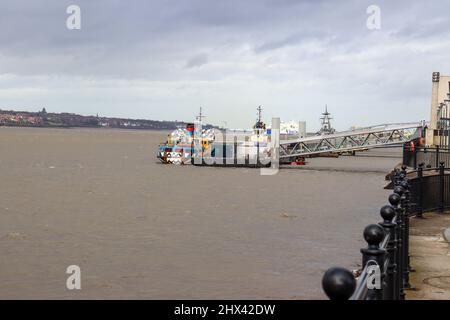 Mersey Ferry an der Pier Head Landeplattform, Liverpool Stockfoto