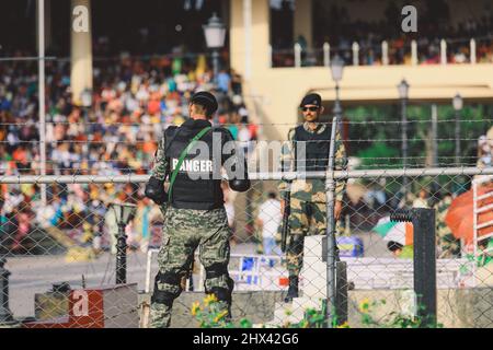 Pakistanischer Soldat in Sonnenbrillen mit der Waffe in der Nähe des Haupttore an der Grenze zu Attari Wagah Stockfoto