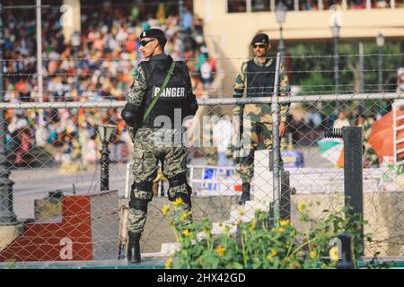 Pakistanischer Soldat in Sonnenbrillen mit der Waffe in der Nähe des Haupttore an der Grenze zu Attari Wagah Stockfoto