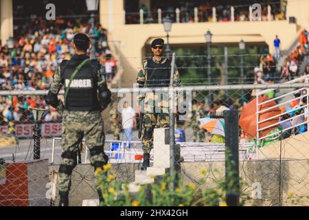 Pakistanischer Soldat in Sonnenbrillen mit der Waffe in der Nähe des Haupttore an der Grenze zu Attari Wagah Stockfoto